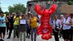 François de Rugy : des manifestants brandissent un homard géant à Niort