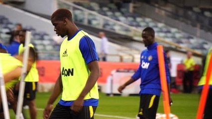 لقطة: كرة قدم: جماهير ليفربول تستفز مان يونايتد خلال حصته التدريبية