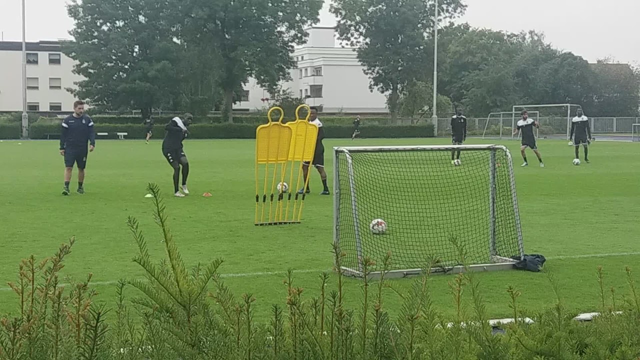 Le Sporting de Charleroi en stage à Kamen (Allemagne) - jour 6 - jeux d'adresse: mini coup franc
