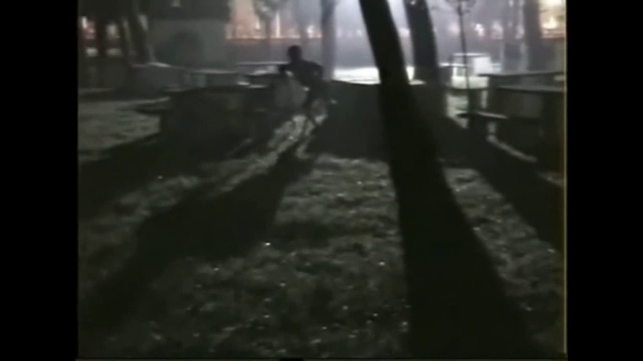 Bizarre Alien caught on camera | Bizarre Alien filmé | Bizarre Alien vor der Kamera gefangen