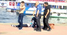 Genç adam, Haliç'te denize atlayan genç kızı peşinden atlayarak kurtardı