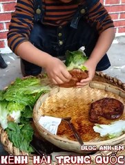 2 chị em bé 6 tuổi bé 5 tuổi đã biết phụ bố mẹ nấu ăn