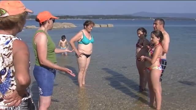 Las mariscadoras en pie de guerra contra los furtivos de bañador