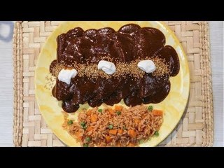 La chef Ingrid Ramos nos prepara enmoladas rellenas de hongos | Sale el Sol