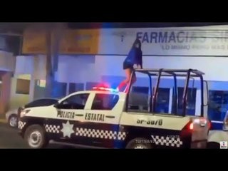 Jarocha armó el perreo encima de patrulla | Qué Importa
