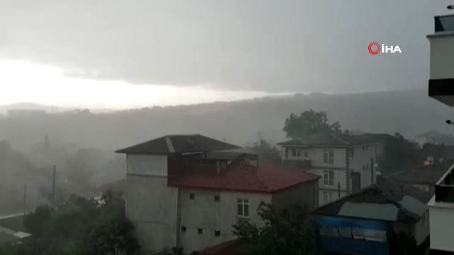 Şiddetli fırtına çatıları uçurdu, ağaçları devirdi