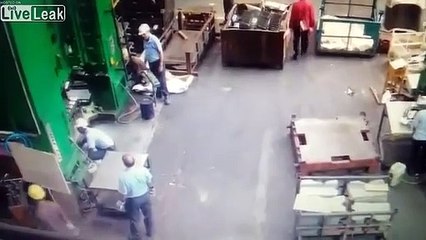 Cet ouvrier va avoir beaucoup de chance... Miraculé