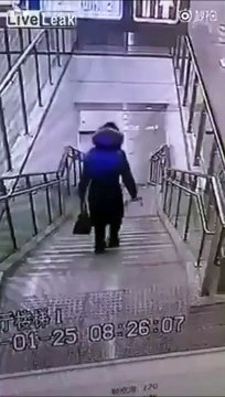 La belle gamelle dans les escaliers du métro. Douloureux