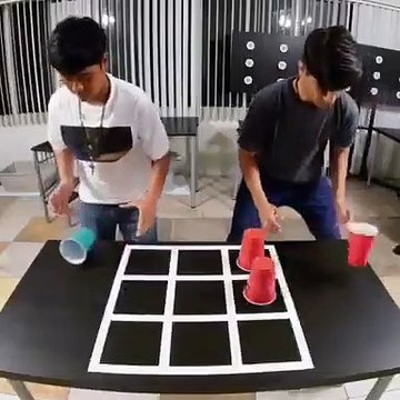 Jouer au morpion avec des gobelets... Sympa comme jeu