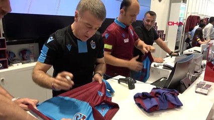 SPOR Ahmet Ağaoğlu önce taraftarlara, sonra futbolculara forma sattı