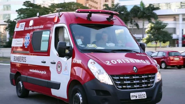 Menina de três anos realiza sonho de conhecer quartel de bombeiros