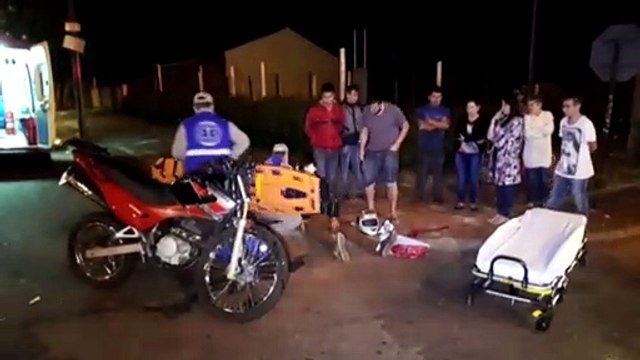Carro e moto se envolvem em colisão na Avenida Rocha Pombo