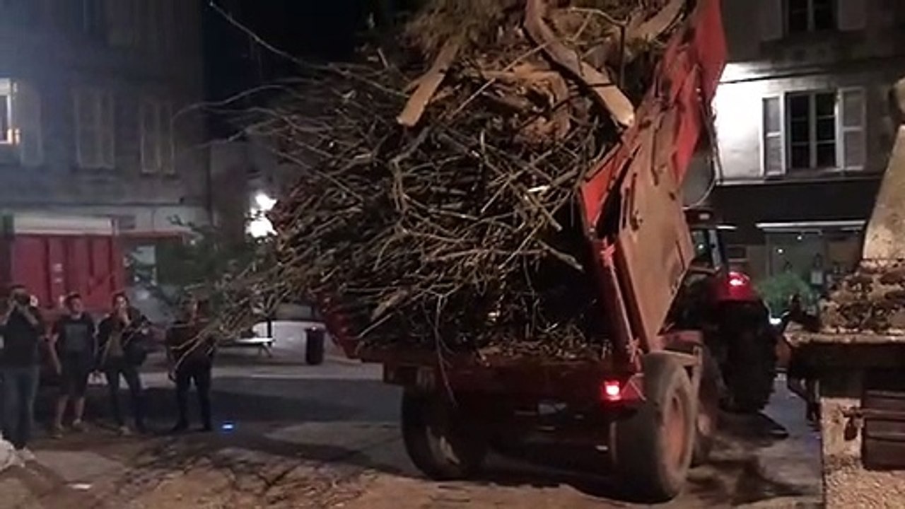 Les agriculteurs creusois déversent des branchages devant la préfecture