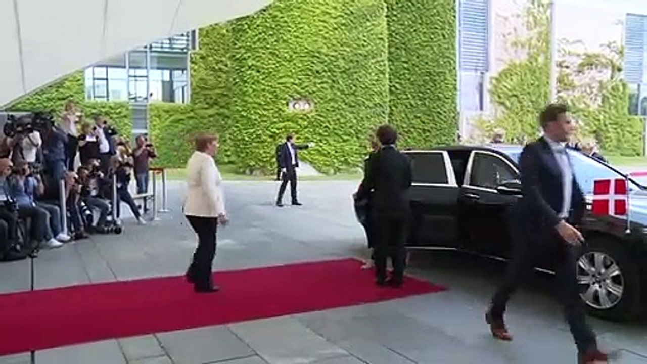 Merkel se sienta durante acto oficial tras crisis de temblores