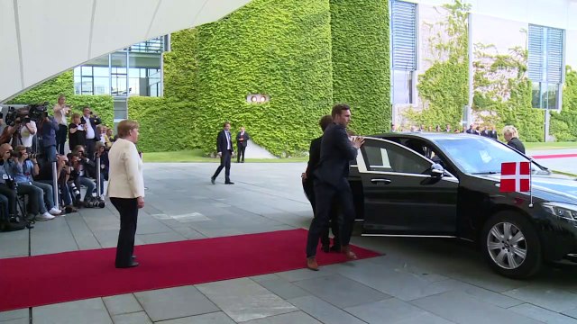 Merkel se sienta durante acto oficial tras crisis de temblores