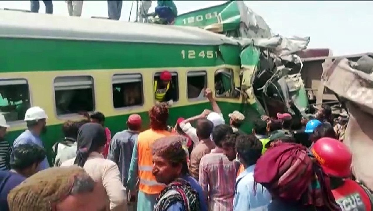 11 قتيلا على الأقل في حادث تصادم قطارين في وسط...