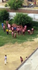 बस्ता उठाने के बजाए सरकारी स्कूल में ईंट ठो रहे हैं बच्चे, VIDEO वायरल