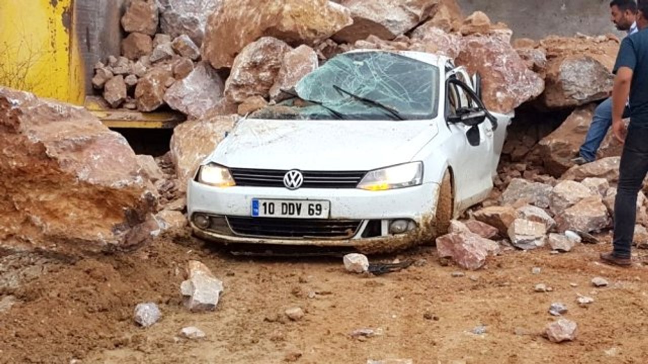 Balıkesir'de dehşete düşüren kaza! Kayaların altında can verdi