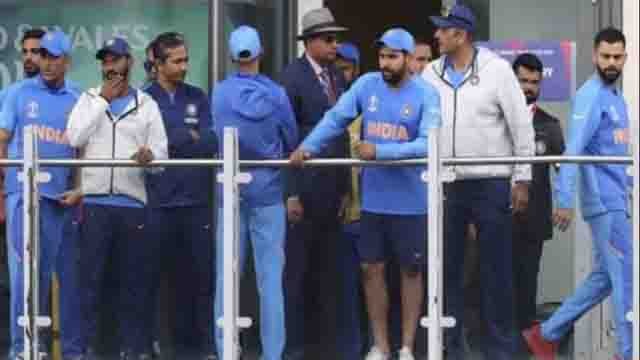 World Cup 2019: MS Dhoni to Back India, Few Others to stay in England till WC final । वनइंडिया हिंदी