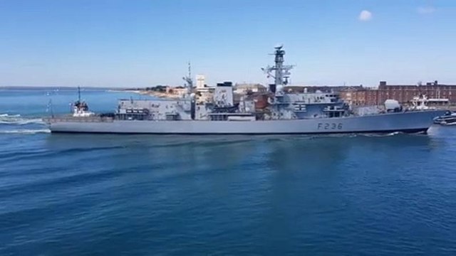 Navios da marinha britânica em alerta máximo
