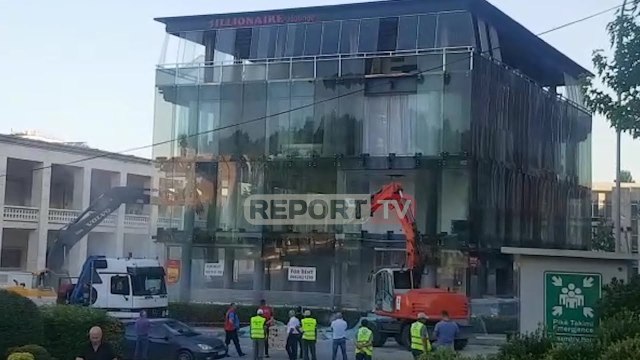 Report TV - Shembet ndërtesa e 'famshme' prej xhami te ish-stadiumi Qemal Stafa