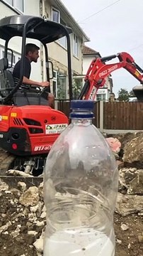 Bottle Cap Challenge... avec un tractopelle de chantier !