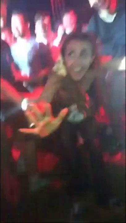 Danse : il laisse tomber sa copine de ses épaul...