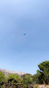 Son parasol s'envole à 50m de haut dans le ciel !