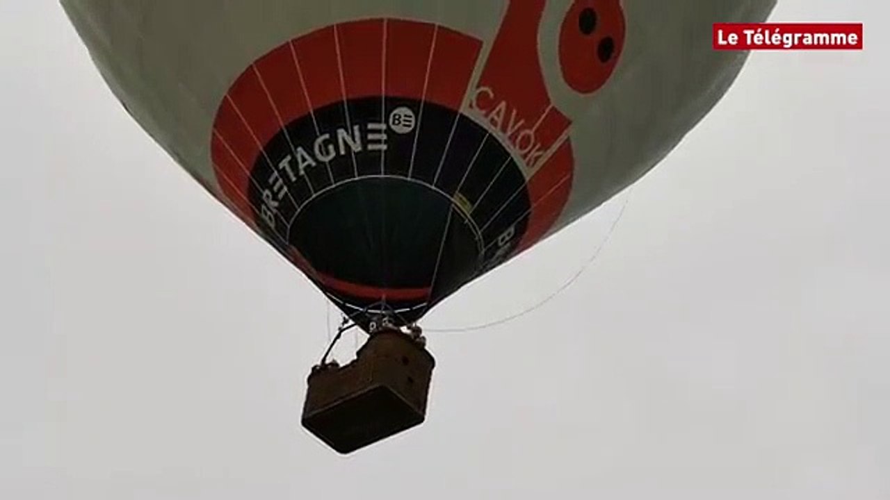 Une montgolfière se pose dans un lotissement (Bretagne)