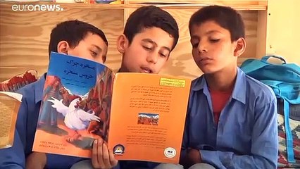 فيديو: الحافلات المكتبية تساعد الأطفال الأفغان على الهروب من واقع أليم
