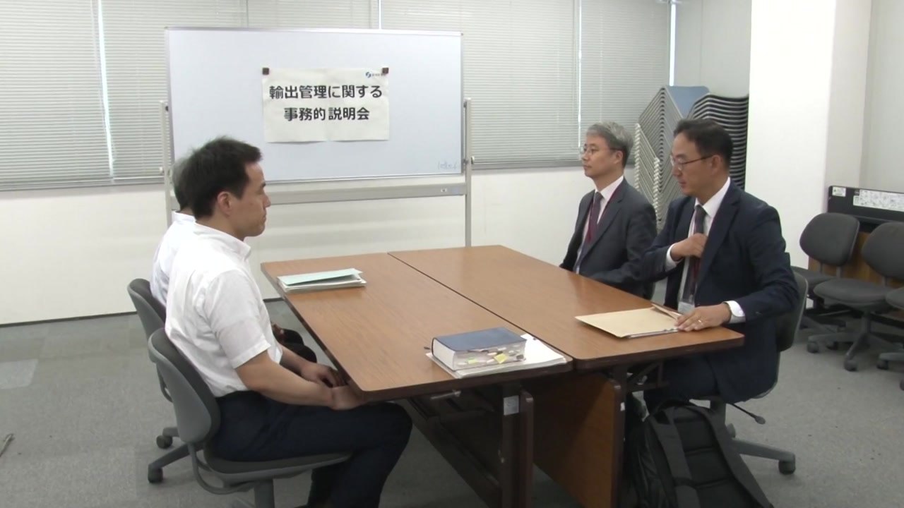한일 당국 첫 접촉...창고 같은 회의실 '홀대 논란' / YTN