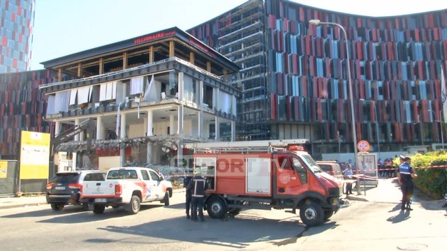 Report TV - Shembet ndërtesa e 'famshme' prej xhami te ish stadiumi Qemal Stafa