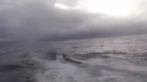 Espectaculares imágenes de la detención de un narcosubmarino en alta mar