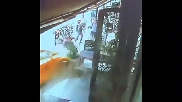 New York: Découvrez les images terrifiantes de ce taxi qui a foncé dans un restaurant à l'heure du déjeuner, blessant 8 personnes