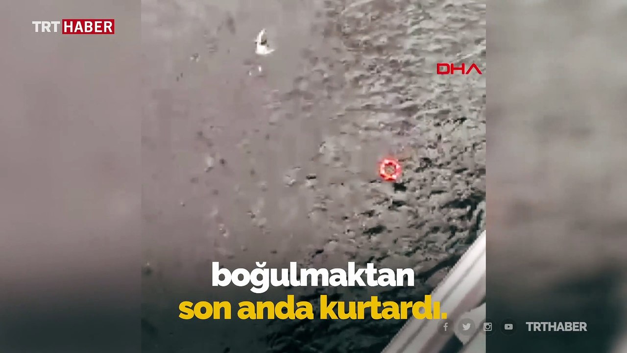 Köprüden atlayan kadını kurtarmak için arkasından atladı