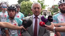 Profesyonel bisikletçiler Ömer Halis Demir’in mezarına doğru yola çıktı
