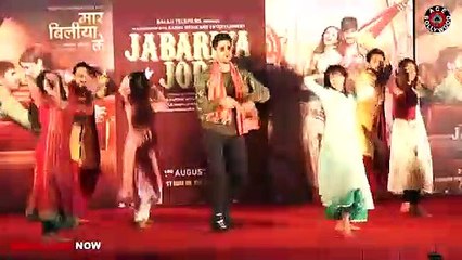 Parineeti Chopra Feeling UNCOMFORTABLE With Her Dress