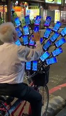 30 téléphones sur son vélo pour jouer à Pokemon Go