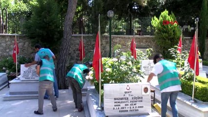 Bursa'da hükümlüler şehitlikleri temizledi