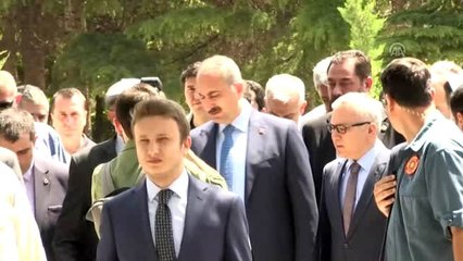 Bakan Gül, şehit Halisdemir'in kabrini ziyaret etti (2)