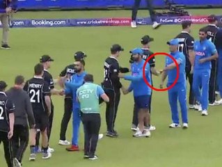 വലതുകൈ കൊണ്ട് ഷേക്ക് ഹാന്‍ഡ് നല്‍കാനാകാതെ ധോനി | Oneindia Malayalam