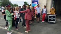 Des bénévoles accueillent en chanson les festivaliers de Francofolies arrivés en gare de La Rochelle