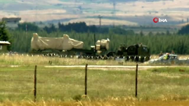 S-400'ün parçaları uçaktan indirilmeye başlandı