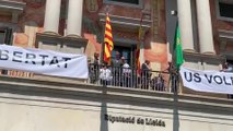 El nuevo presidente de la Diputación de Lleida preside la colocación de un lazo amarillo