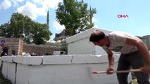 EDİRNE Selimiye Camisi'nin bahçe dışındaki duvarları sprey boya yazılarından temizlendi