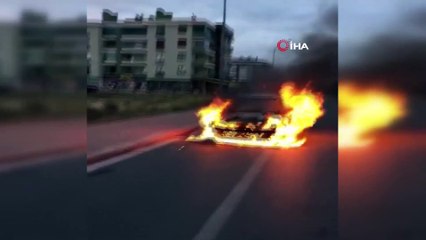 Seyir halindeki otomobil alev alev böyle yandı