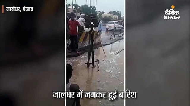राहत के साथ परेशानी लाई पहली बारिश, कहीं ऑटो फंसा तो कोई बाइक समेत गड्‌ढे में गिरा