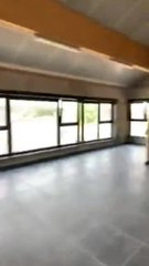 La bourgmestre de Jurbise, Jacqueline Galant, présente les nouvelles installations du FC Vacresse (P2 Hainaut)