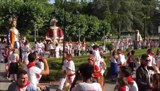 La tradicional visita de los Gigantes y Cabezudos a los residentes en la Casa de Misericordia