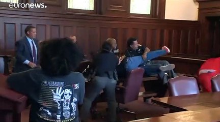 شاهد ماذا فعل أبناء القتيلة في قاتل أمهم بالمحكمة؟